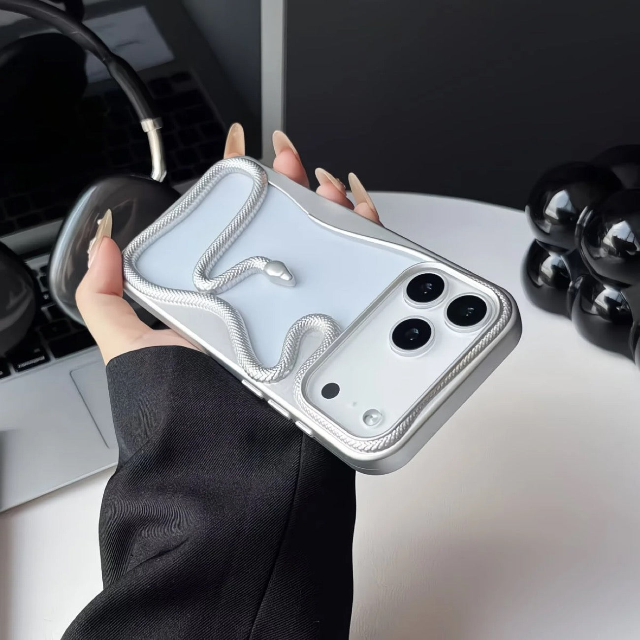 Miniic Shop 3D Snake Hollow Phone Case showing slim, lightweight design with textured snake pattern on a smartphone.